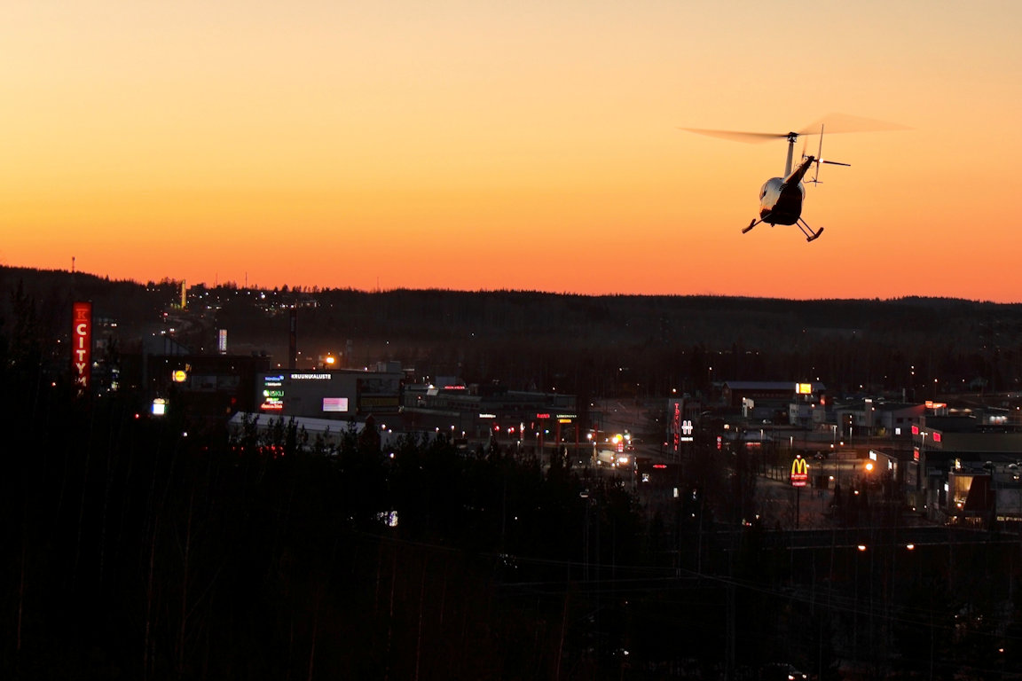 Helikopteri kuvaa kaukolämpöverkkoa Seinäjoella huhtikuussa 2024